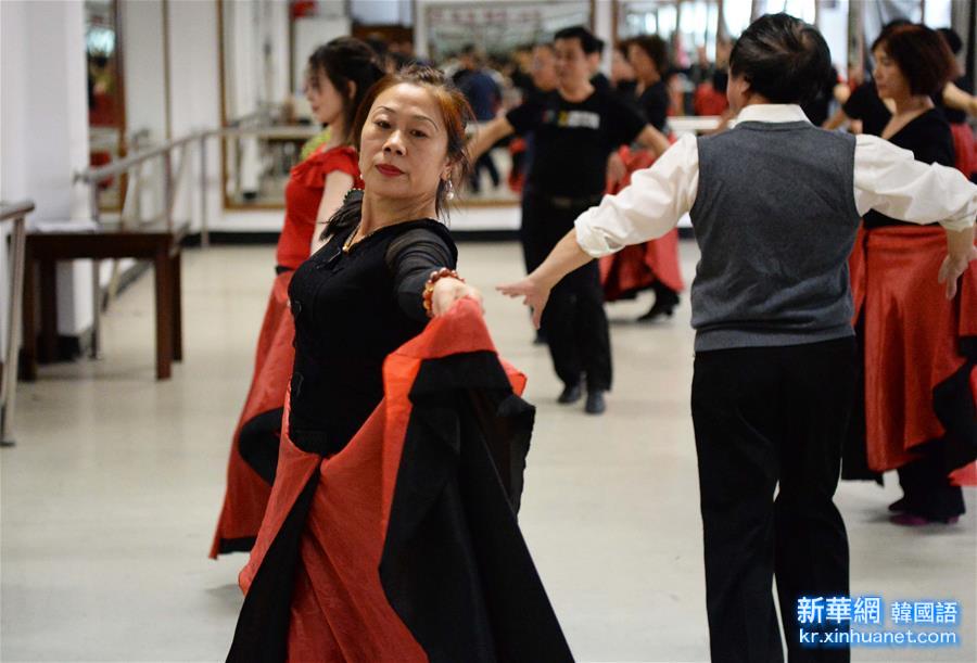 （XHDW）（5）老年人大学舞蹈系“舞”出晚年活力