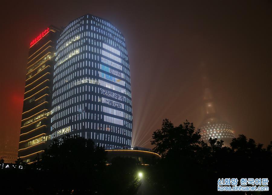 （新华网）中国金融信息中心夜晚点亮“新华网成功上市”祝福语