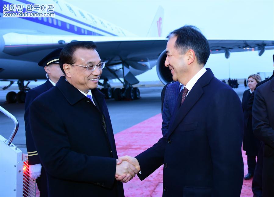 （XHDW）李克强抵达阿斯塔纳出席中哈总理第三次定期会晤并对哈萨克斯坦进行正式访问