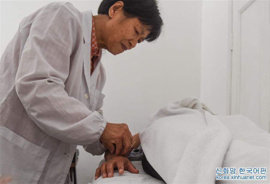 （国际·“一带一路”全球行）（1）周克秀：用针灸为秘鲁人民消病除痛的中国医生
