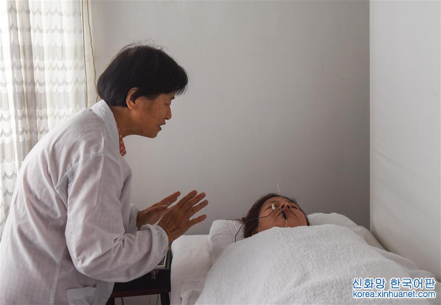 （国际·“一带一路”全球行）（9）周克秀：用针灸为秘鲁人民消病除痛的中国医生