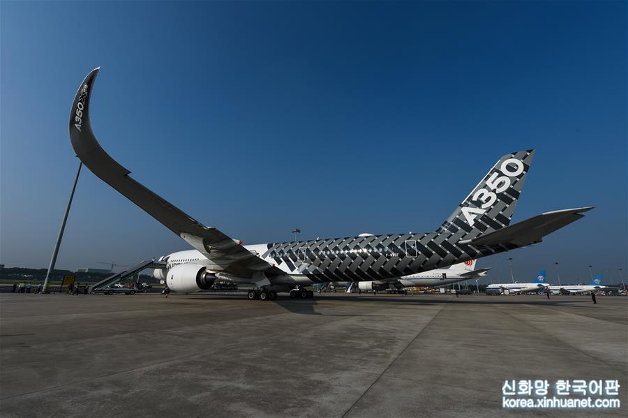（新华网）（1）远程宽体飞机空客A350亮相广州