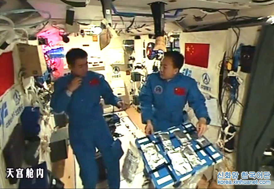 （新華社特約記者太空日記·圖文互動）中國人首次太空泡茶　航太員也能“挑食”