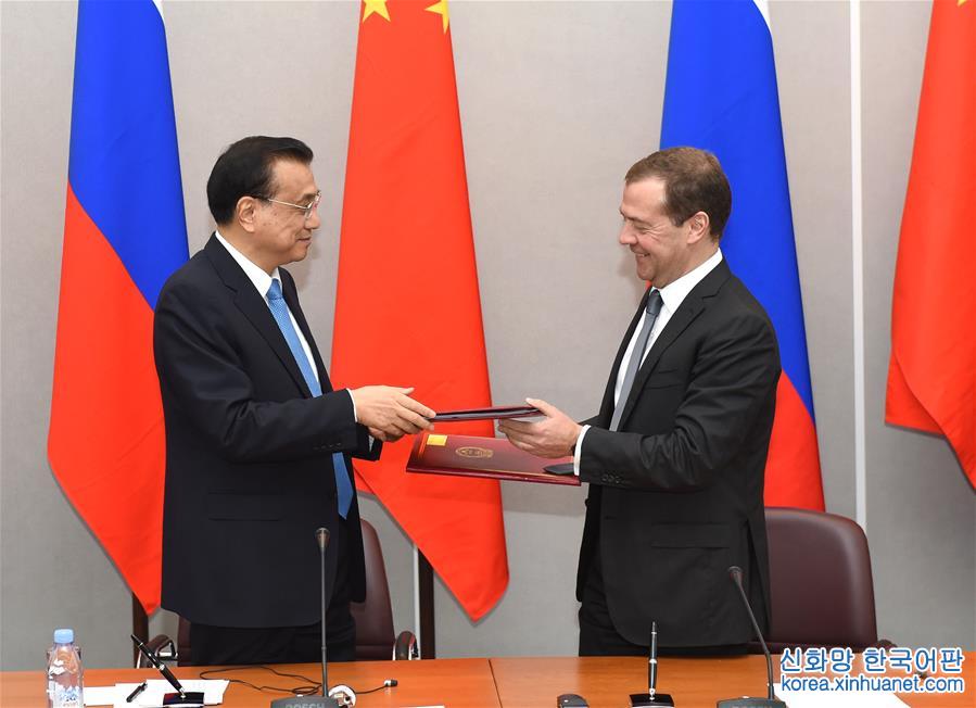 （XHDW）（2）李克强与俄罗斯总理梅德韦杰夫共同签署联合公报