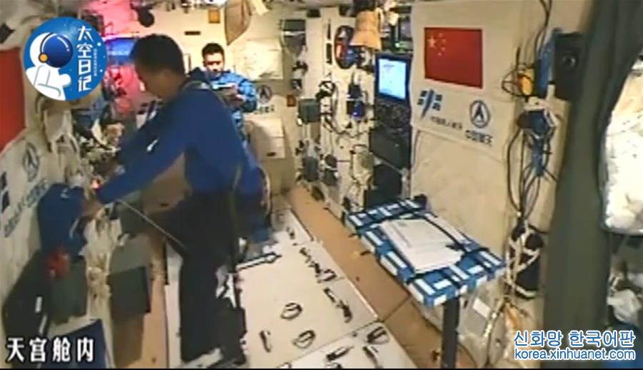 （新华社特约记者太空日记·图文互动）（1）中国人首次太空跑步 景海鹏连跑一小时