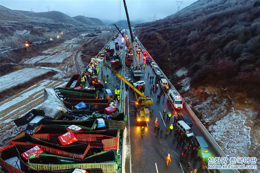（XHDW）（2）京昆高速山西段37车相撞已致4死40伤