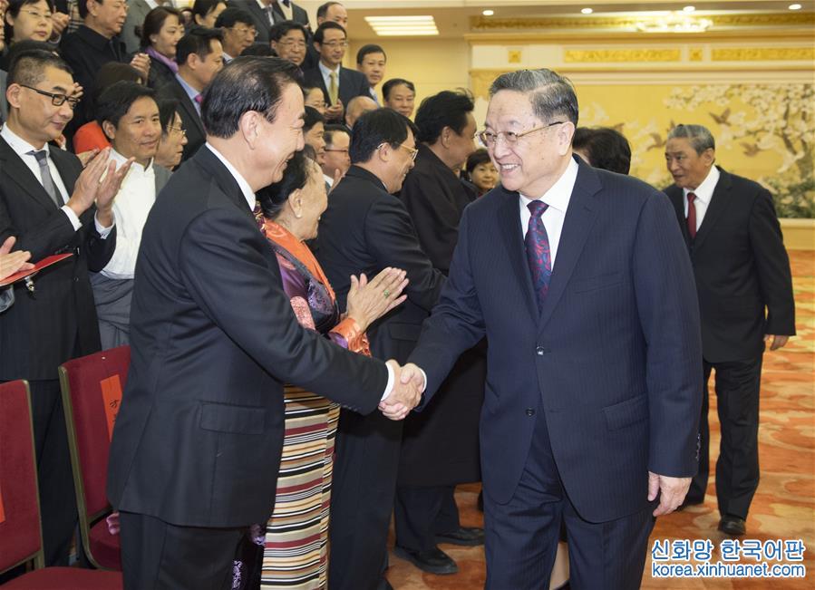 （时政）俞正声会见中国西藏文化保护与发展协会第三届会员代表大会与会代表