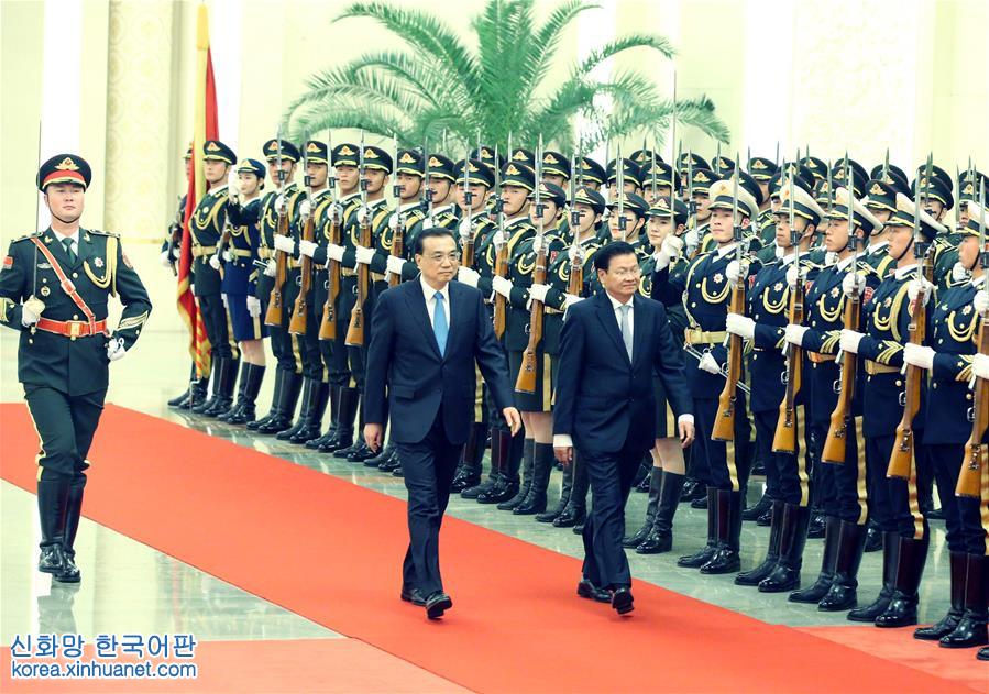 （时政）李克强同老挝总理通伦举行会谈