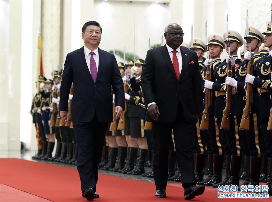 （时政）习近平同塞拉利昂总统科罗马举行会谈