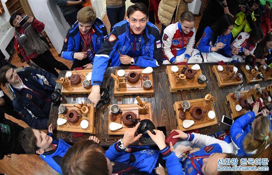 （文化）（1）俄罗斯青少年运动员感受“中国风”