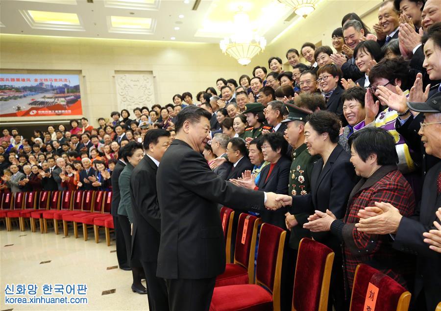 （时政）习近平刘云山等会见第一届全国文明家庭代表