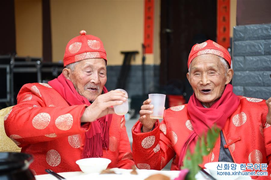 （社会）（3）重庆“百岁之乡”邀请7位老人吃团年饭 