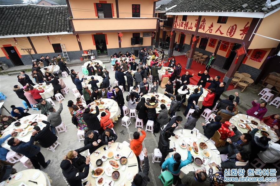 （社会）（7）重庆“百岁之乡”邀请7位老人吃团年饭 