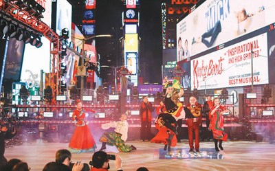 中国侨网当地时间2016年12月31日晚，纽约跨年倒计时的水晶球缓缓升上时报广场夜空时，中国文化展示表演登上时报广场主舞台，拉开整晚庆典活动的大幕。 中新社记者 廖攀 摄