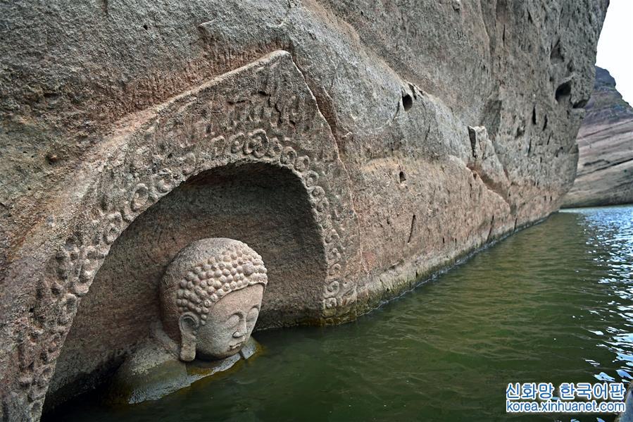 （文化）（1）江西南城一水库发现摩崖造像 “佛头”遗迹浮出水面