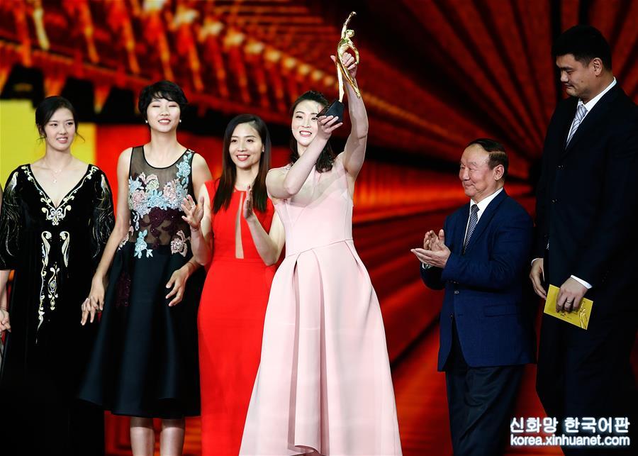 （体育）（7）2016体坛风云人物：中国女排获得年度最佳团队奖