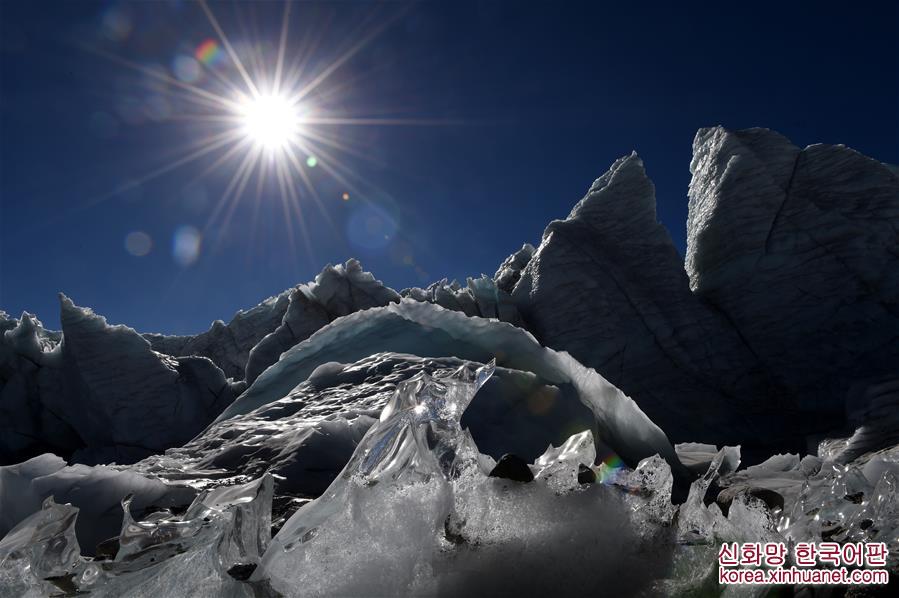 （冬季美丽生态）（1）西藏岗布冰川：流澌争看浴冰川