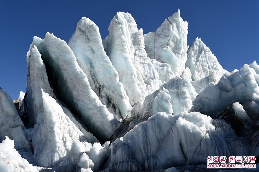 （冬季美丽生态）（2）西藏岗布冰川：流澌争看浴冰川