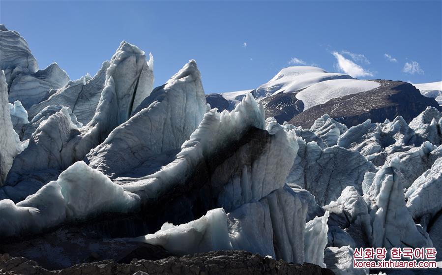 （冬季美丽生态）（3）西藏岗布冰川：流澌争看浴冰川