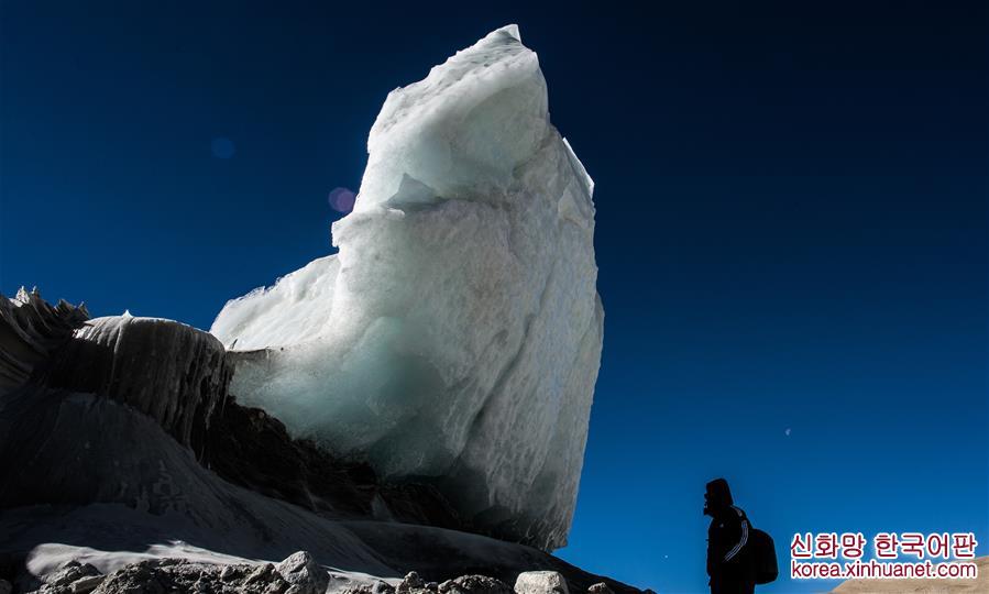 （冬季美丽生态）（8）西藏岗布冰川：流澌争看浴冰川