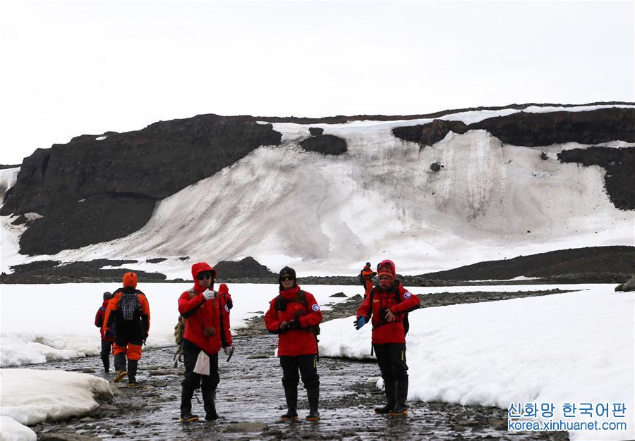 （第33次南极科考）（1）“海洋六号”南极科考队员完成首次登陆考察任务