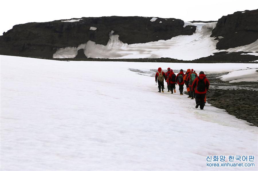 （第33次南极科考）（3）“海洋六号”南极科考队员完成首次登陆考察任务