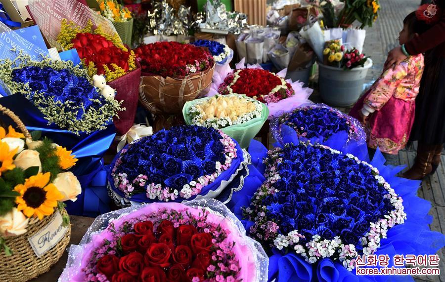 （经济）（1）云南大批鲜花上市供应节日市场