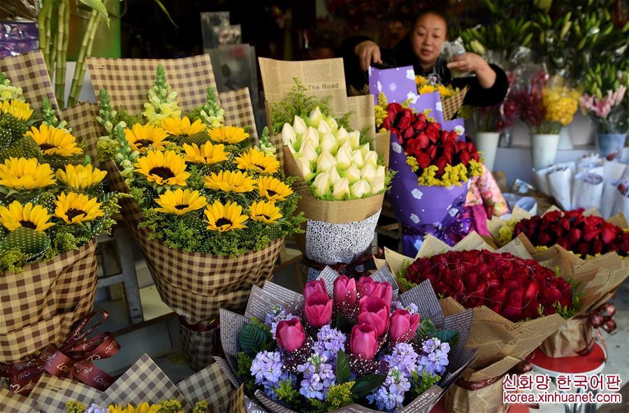 （经济）（2）云南大批鲜花上市供应节日市场