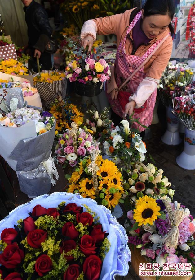（经济）（4）云南大批鲜花上市供应节日市场