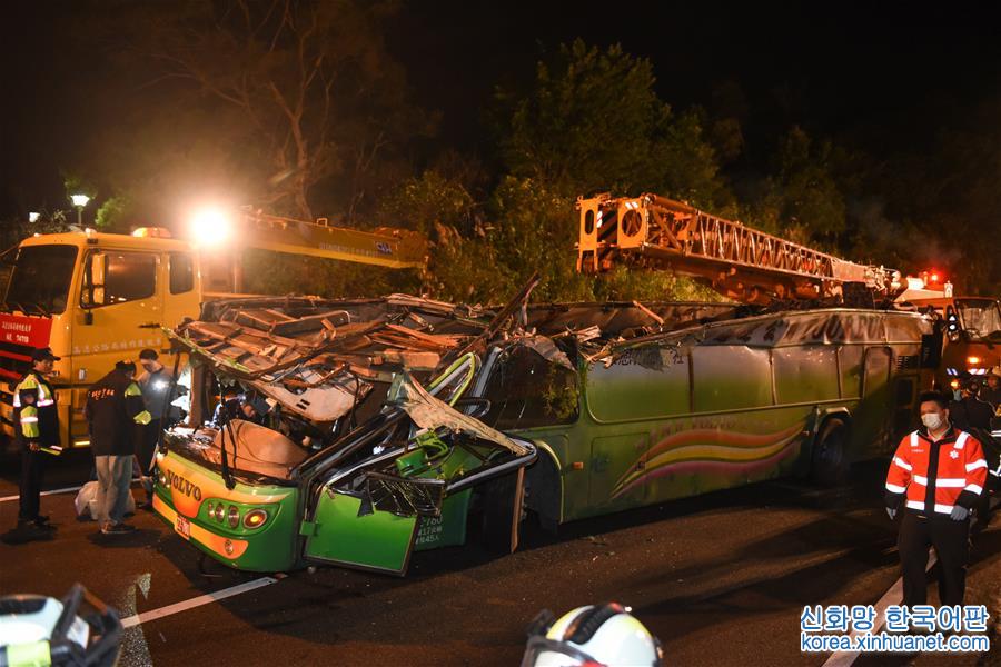 （突發事件後續）（1）臺灣遊覽車翻車事故已致32死 車上無大陸遊客
