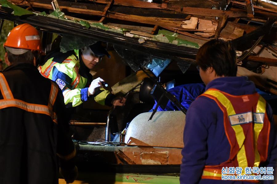 （突發事件後續）（3）台灣遊覽車翻車事故已致32死 車上無大陸游客