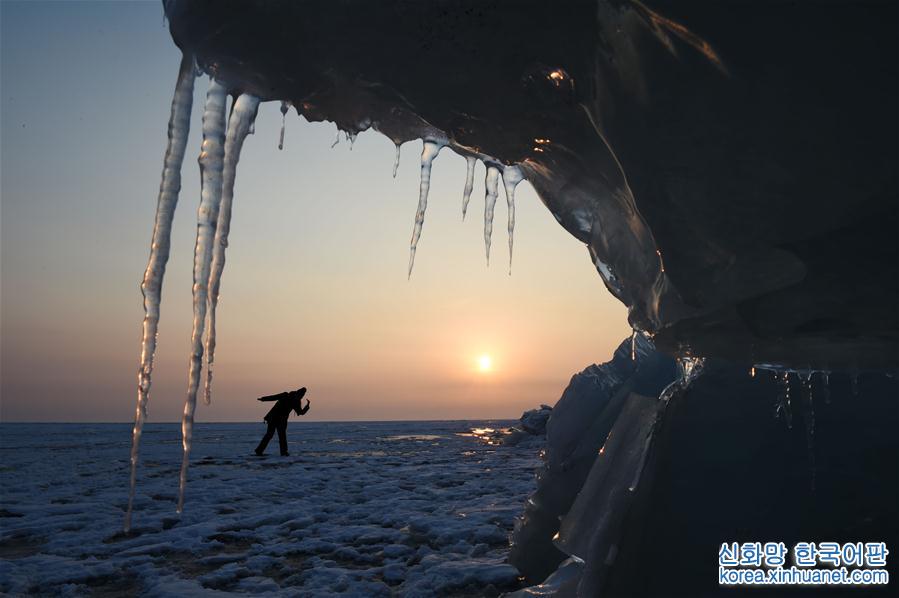 （環境）（1）中俄界湖興凱湖：壯美冰排映夕陽