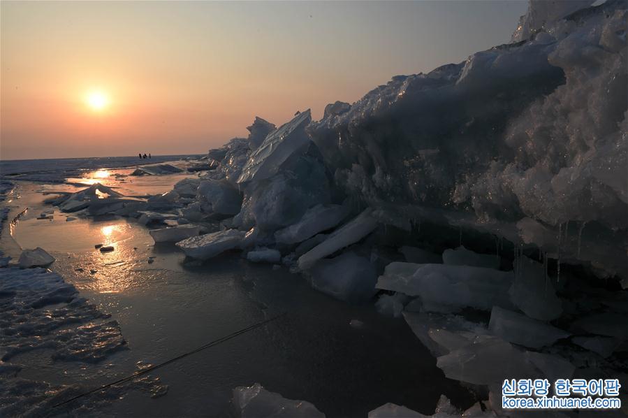 （环境）（5）中俄界湖兴凯湖：壮美冰排映夕阳