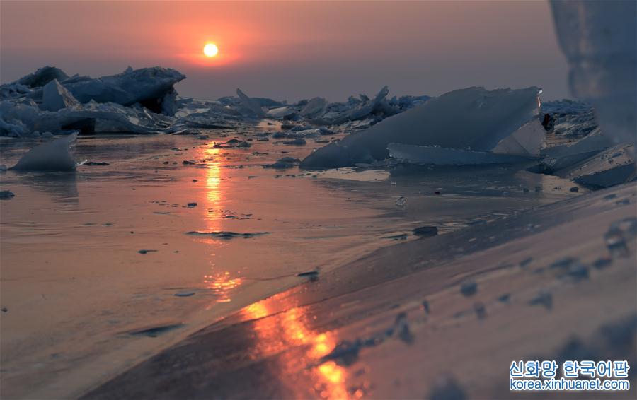 （环境）（8）中俄界湖兴凯湖：壮美冰排映夕阳