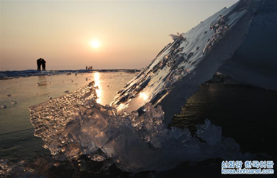 （环境）（9）中俄界湖兴凯湖：壮美冰排映夕阳