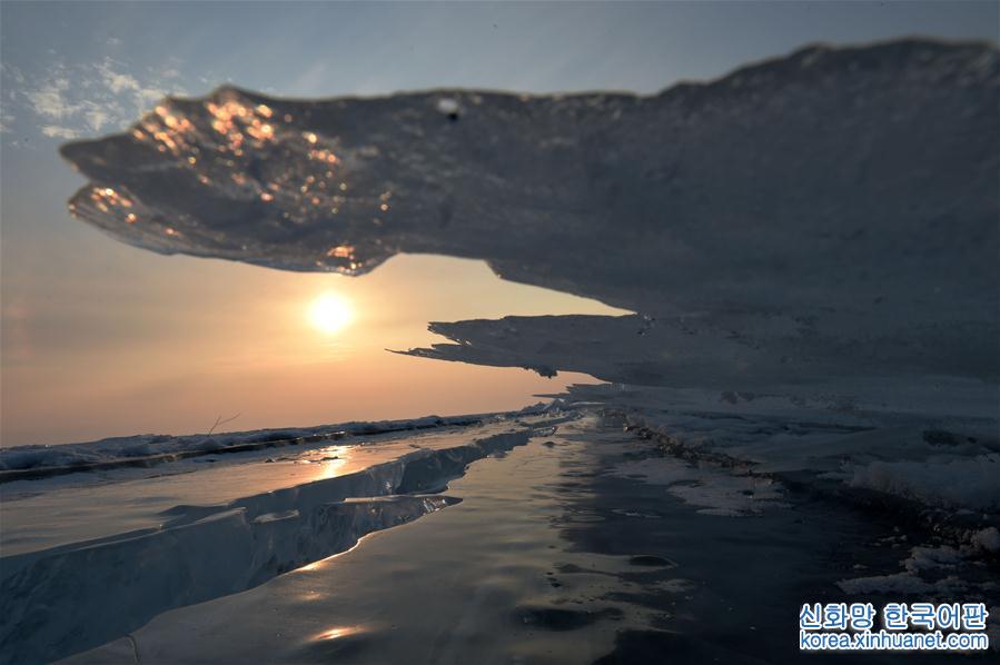 （环境）（10）中俄界湖兴凯湖：壮美冰排映夕阳