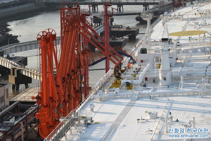 （社会）（3）全球最大船停泊宁波舟山港