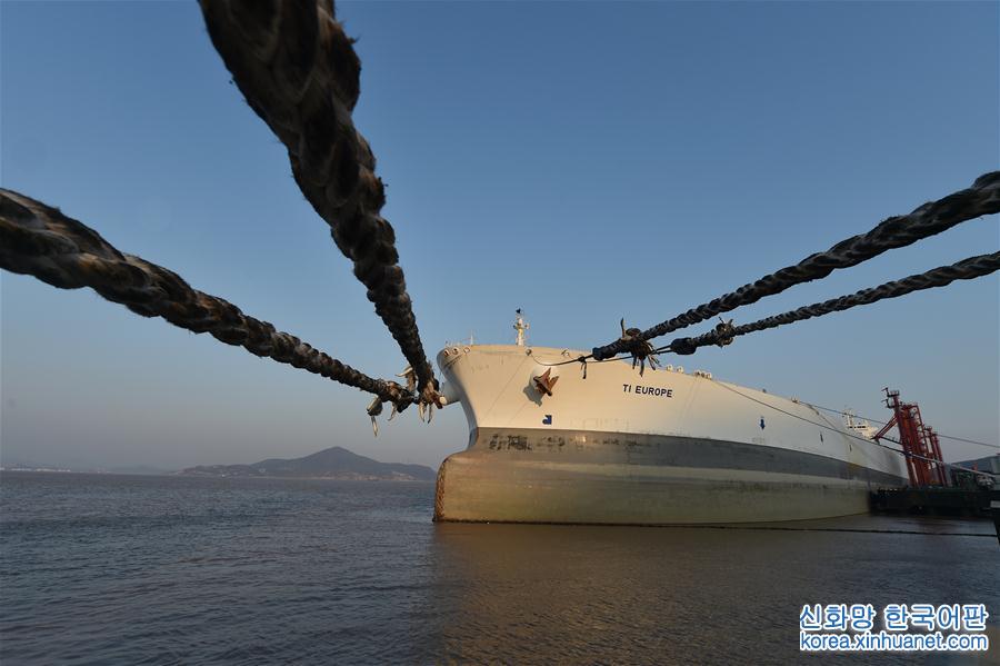 （社会）（4）全球最大船停泊宁波舟山港