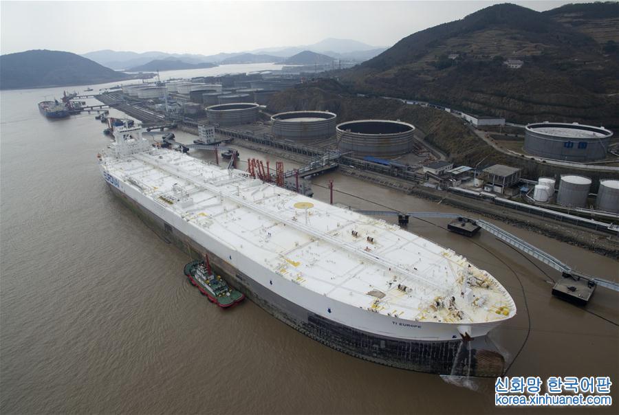 （社会）（5）全球最大船停泊宁波舟山港