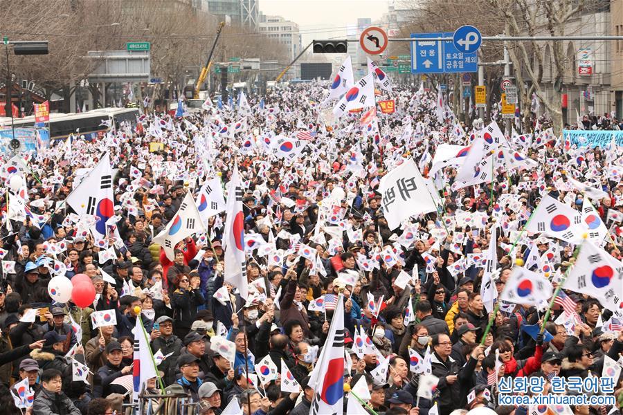 （国际）（2）韩国“倒朴”“挺朴”民众举行对立集会 