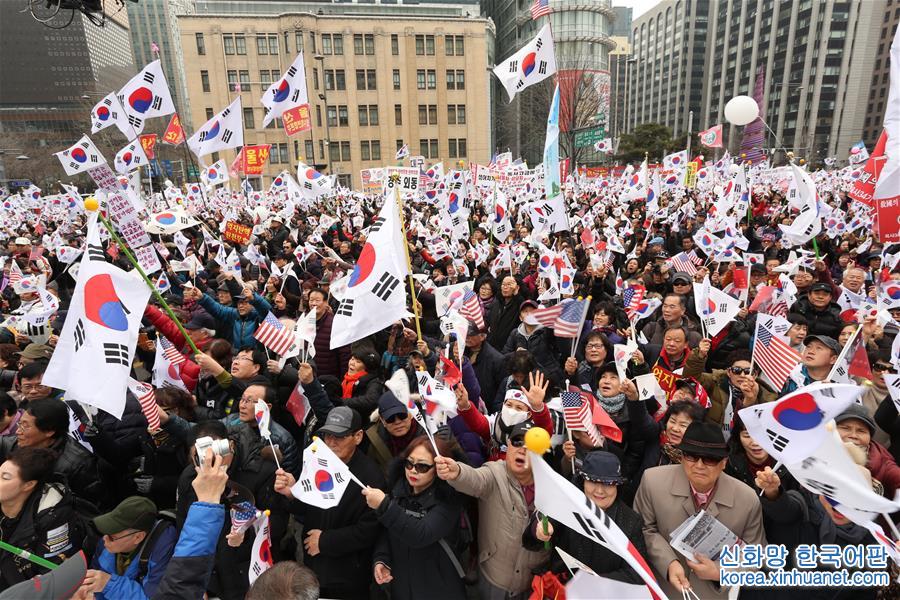 （国际）（4）韩国“倒朴”“挺朴”民众举行对立集会 