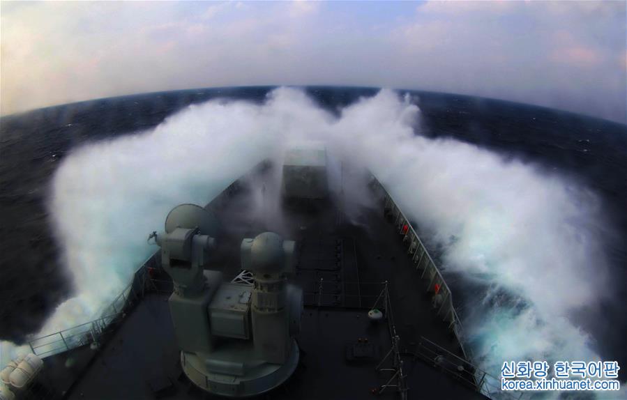 （国际）（3）中国海军在西太平洋海域组织舰机实兵对抗演练