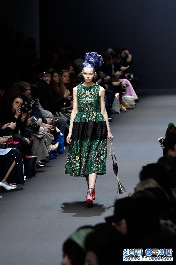 （国际）（2）巴黎时装周：印度设计师品牌Manish Arora发布秋冬成衣    