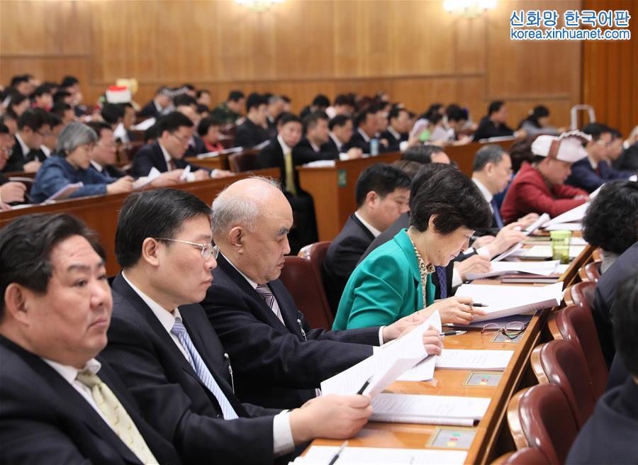 （两会·人大开幕）（12）十二届全国人大五次会议在京开幕