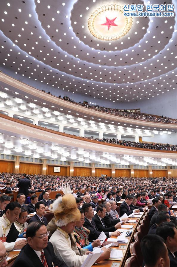 （两会·人大开幕）（14）十二届全国人大五次会议在京开幕