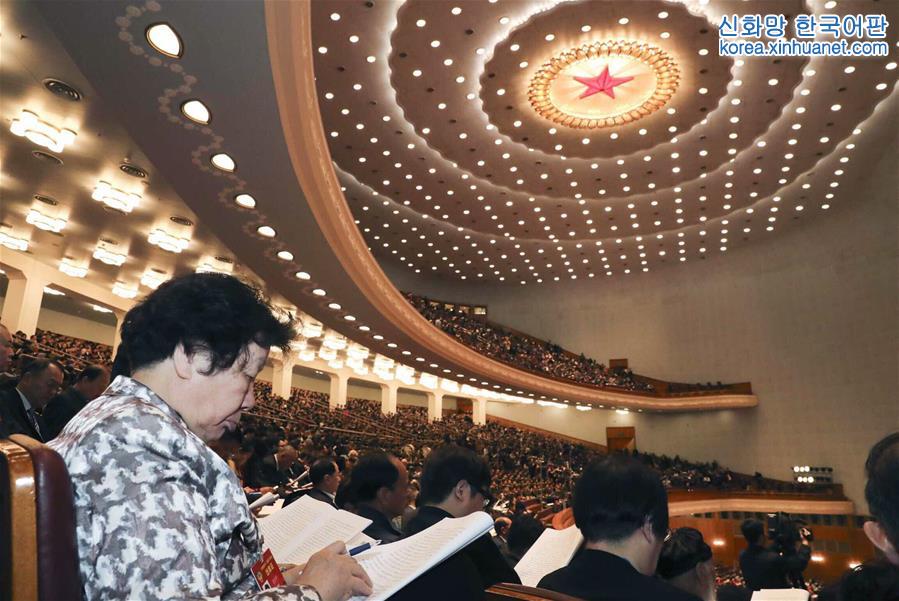 （两会·人大开幕）（17）十二届全国人大五次会议在京开幕