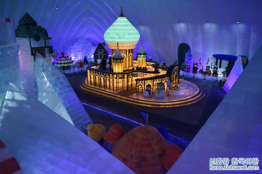 （社会）（2）哈尔滨冰雪大世界“室内冰雪主题乐园”开园迎客