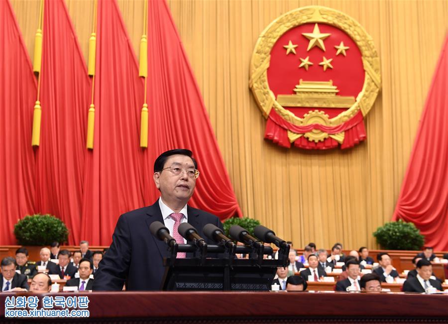 （两会·XHDW）（1）张德江作全国人民代表大会常务委员会工作报告