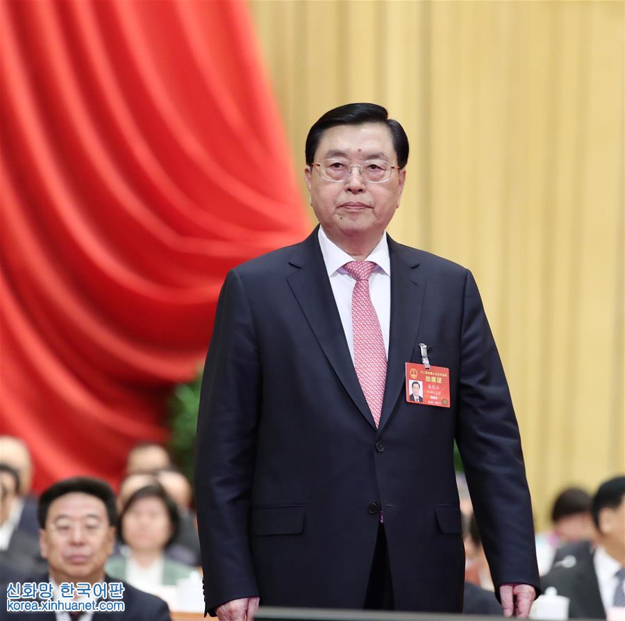（两会·XHDW）（4）张德江作全国人民代表大会常务委员会工作报告