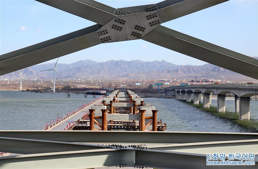 （经济）（1）新建京张铁路官厅水库特大桥加紧建设